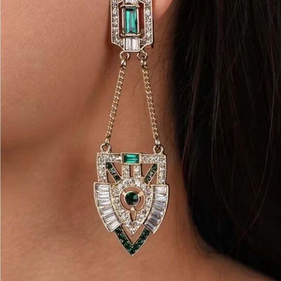 💚 NEW Unique and Elegant Sparkling Crystals and Gold and Green Dangle Earrings 💚 - Picture 7 of 8